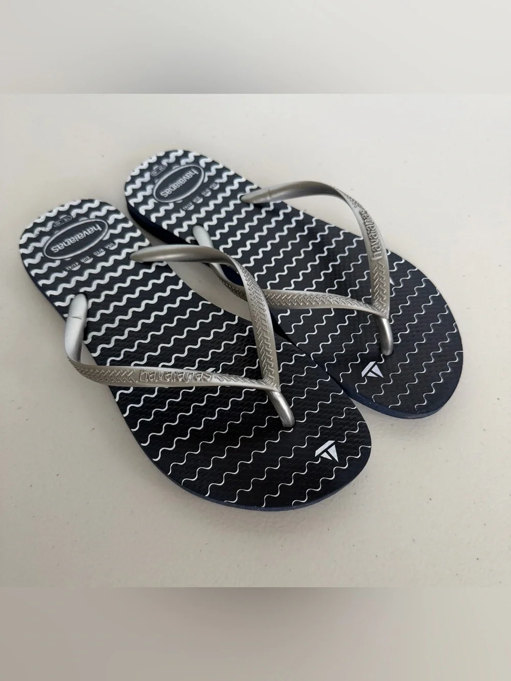 Havaianas Slim Oceano Flip Flops Navy Silver Wave Print Size 9/10